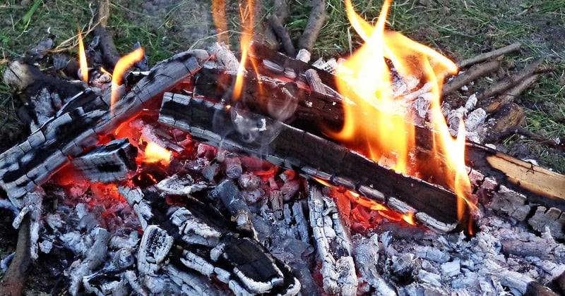 Allumer un feu en pleine nature : les techniques de base à connaître