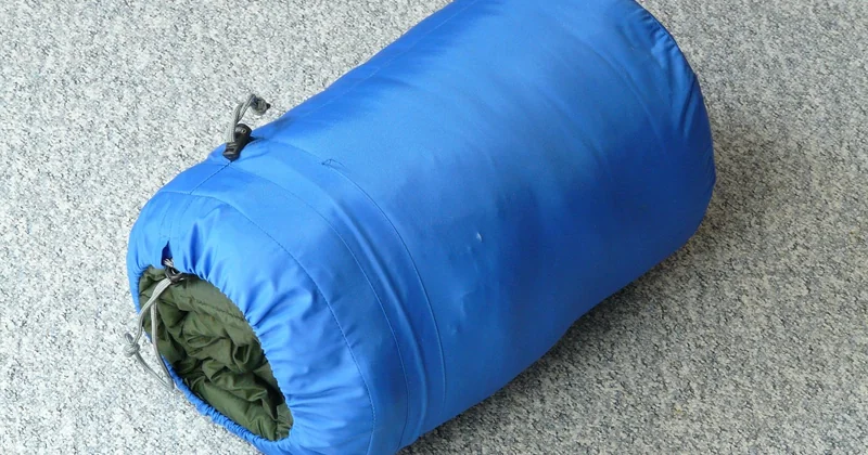 Comment choisir un sac de couchage léger vraiment adapté à la forêt