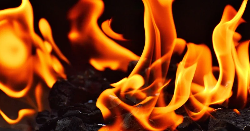 Comment faire du feu sans allumettes et sans briquet : les méthodes qui marchent réellement